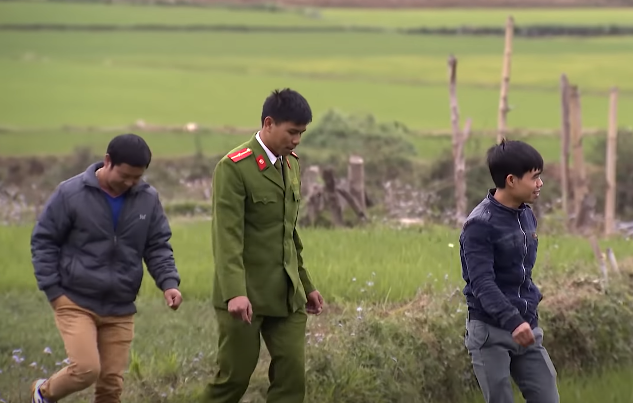 Cùng lúc này, lực lượng trinh sát đã tỏa đi khắp bản Muông và các địa bàn lân cận để nắm tình hình, khoanh vùng những đối tượng nghi vấn và tìm tung tích nạn nhân. Không loại trừ khả năng đối tượng đã giết chủ nợ để trốn nợ, giết người cướp tài sản, cơ quan điều tra cũng rà soát các nhóm đối tượng hay cho vay tiền, đối tượng thường xuyên vay nợ để ăn chơi và không có nghề nghiệp ổn định.