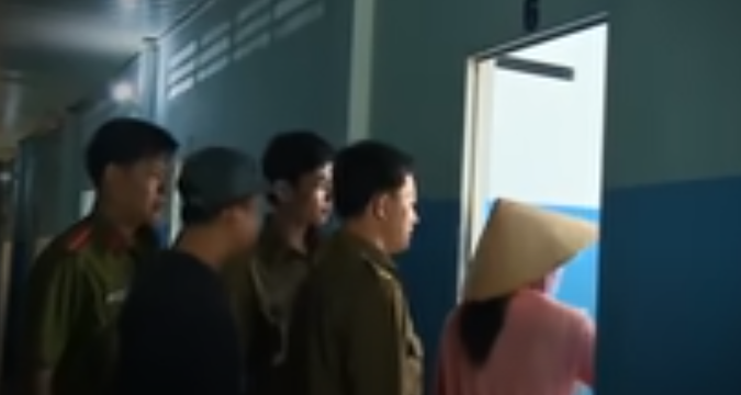 Theo hồ sơ vụ án, ngày 14/4/2016, sau khi tiếp nhận thông tin từ Công an huyện U Minh có vụ một phụ nữ tử vong ở nhà trọ N. (xã Khánh An, huyện U Minh) lãnh đạo Công an tỉnh Cà Mau đã chỉ đạo Phòng Cảnh sát Hình sự phối hợp cùng các phòng ban xuống nơi xảy ra sự việc khám nghiệm hiện trường, khám nghiệm tử thi truy tìm nghi phạm.