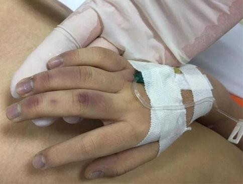 Người mẹ cho con đi tắm thì phát hiện A có biểu hiện nóng, sốt. Được cho uống thuốc hạ sốt nhưng chỉ ít phút sau, cháu A bị nôn. Vợ chồng Công đưa con đi cấp cứu nhưng bé gái đã tử vong ngoài bệnh viện.