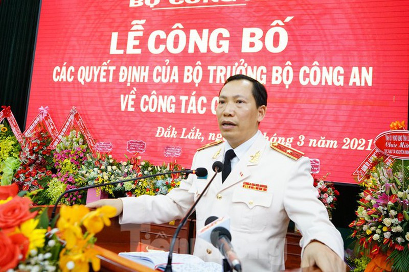 Ông Tuyến, 49 tuổi, quê Hà Nội, trước đó ông đã kinh qua các vị trí Phó phòng, Trưởng phòng, Cục phó Tham mưu thuộc Tổng cục Chính trị Công an nhân dân. Từ tháng 12/2017 đến tháng 12/2019, ông làm Giám đốc Công an tỉnh Đăk Nông, sau đó làm Giám đốc công an Đăk Lăk. Tháng 3/2021, ông được điều động giữ chức Phó chủ nhiệm thường trực Ủy ban kiểm tra Đảng ủy Công an Trung ương.