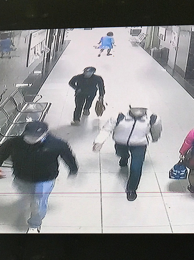 Theo lực lượng chức năng, các nghi phạm có độ tuổi từ 25 - 35. Trong đó, 2 nghi phạm mặc áo khoác màu đen, đội mũ đen; nghi phạm còn lại mặc quần tối màu, áo khoác trắng, đội mũ trắng, đeo balo tối màu. 