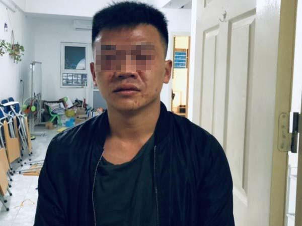 Trước đó, theo trình báo của anh T.A (trú tòa HH1A, Khu đô thị Linh Đàm), chiều 8/1, một thanh niên gọi điện hỏi mua chiếc điện thoại Samsung Note 10 Plus mà anh đang rao bán trên mạng xã hội. Sau khi thỏa thuận, vị khách đề nghị đến nhà anh T.A để xem điện thoại. 