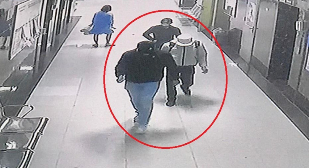  Bắt 1 nghi phạm xịt hơi cay, trói chủ nhà để cướp khi trốn ở TP HCM: Ngày 13/1, Công an quận Hoàng Mai (Hà Nội) cho biết cơ quan này vừa bắt được 1 trong 3 nghi phạm trong vụ cướp tài sản, xảy ra vào chiều 8/1 ở chung cư HH1A Khu đô thị Linh Đàm (phường Hoàng Liệt, quận Hoàng Mai) khi đối tượng này đang lẩn trốn ở TP HCM.