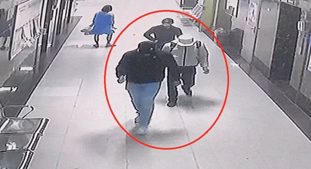  Bắt 1 nghi phạm xịt hơi cay, trói chủ nhà để cướp khi trốn ở TP HCM: Ngày 13/1, Công an quận Hoàng Mai (Hà Nội) cho biết cơ quan này vừa bắt được 1 trong 3 nghi phạm trong vụ cướp tài sản, xảy ra vào chiều 8/1 ở chung cư HH1A Khu đô thị Linh Đàm (phường Hoàng Liệt, quận Hoàng Mai) khi đối tượng này đang lẩn trốn ở TP HCM.