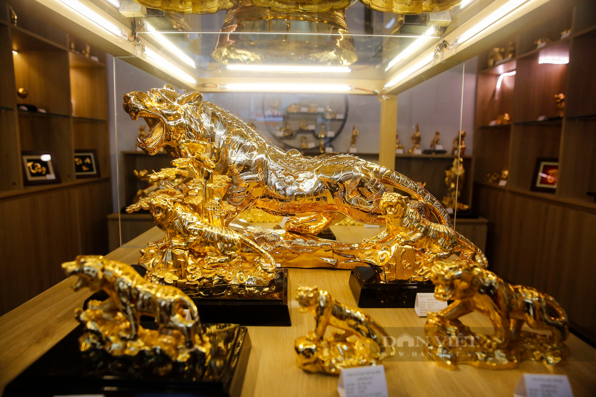 Ghi nhận tại Hà Nội, thị trường quà Tết đã xuất hiện nhiều tượng hổ mạ vàng với nhiều mẫu mã, kiểu dáng, kích thước khác nhau với giá từ 6 đến 50 triệu đồng. 