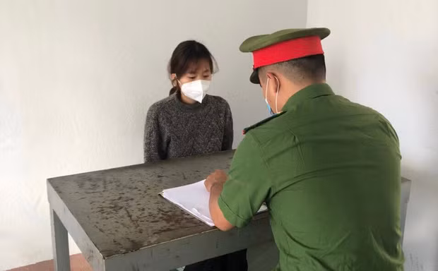  Cô gái lừa bán sầu riêng để chiếm đoạt hàng trăm triệu đồng: Sau khi liên lạc qua mạng xã hội, Bàn Thị Hằng (SN 2000, ở Hòa Bình) đã lừa bán trái cây để chiếm đoạt hàng trăm triệu đồng của nhiều người. Trong số đó có 1 người phụ nữ ở huyện Đắk Mil, tỉnh Đắk Nông bị Hằng lừa số tiền lớn. Ngày 10/1, Công an huyện Đắk Mil, tỉnh Đắk Nông cho biết đã khởi tố, bắt tạm giam Hằng. 