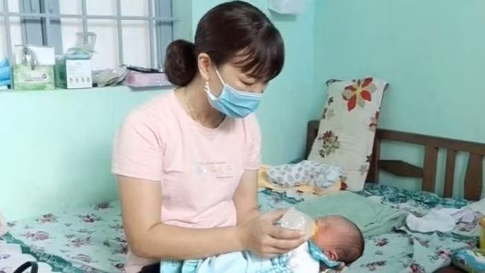  Bé trai sơ sinh bị bỏ trong túi nilon đen ở nghĩa trang: Ngày 10/1, Công an xã Tân Thành, huyện Bù Đốp, tỉnh Bình Phước cho biết, đã tiếp nhận một bé trai bị bỏ rơi ngoài nghĩa trang nhân dân thuộc ấp Tân Lợi. Theo Trạm y tế xã Tân Thành, qua kiểm tra, bé trai nặng 3,2 kg, mới sinh được hơn 2 giờ đồng hồ, vừa cắt dây rốn.