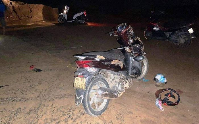  Xe máy tông vào đống cát giữa đường, vợ và con trai tử vong: Tối 9/1, anh Đ.N.T (ở huyện Núi Thành, Quảng Nam) điều khiển chiếc xe máy chở theo vợ là chị P.T.M.T và 2 con khi đến TP. Tam Kỳ thì xe bất ngờ tông vào đống cát cao khoảng 1,5 mét nằm chắn ngang giữa đường. Vụ tai nạn đã khiến chị T. và con trai tử vong. 