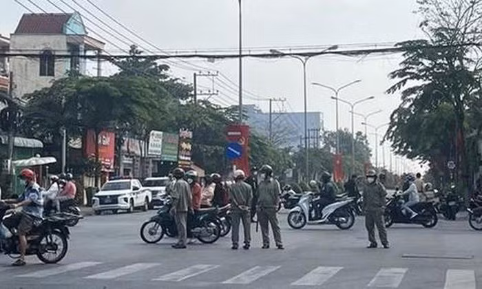  Rò rỉ khí Amoniac, hàng trăm người dân được sơ tán: Ngày 10/1, một vụ rò rỉ khí Amoniac (NH3) đã xảy ra tại TP Thủ Dầu Một, tỉnh Bình Dương. Cơ quan chức năng nhanh chóng phong tỏa hiện trường, sơ tán nhiều người dân sống trong vùng bị ảnh hưởng. Theo đó, mùi khí Amoniac gây khó thở và choáng váng, nên báo cơ quan chức năng.