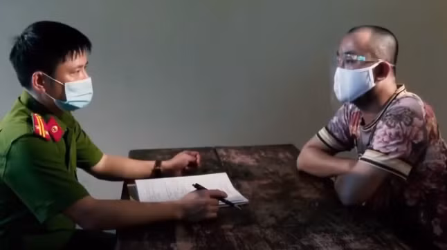 Theo đó, do mẫu thuẫn về tiền nong với bạn gái, Đồng đã dùng dao chém nạn nhân. Ngày 14/8/2021, Cơ quan CSĐT Công an tỉnh Ninh Bình đã ra quyết định khởi tố, tạm giam bị can Nguyễn Văn Đồng về hành vi “Giết người". 