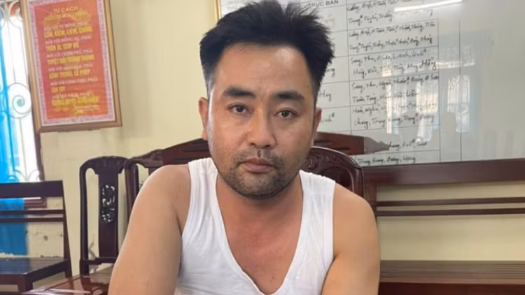 Sau gần 8 giờ đồng hồ quyết liệt xác minh, truy bắt, khoảng 1h30 ngày 7/8/2021, tổ công tác đã bắt được đối tượng gây án khi đang lẩn trốn tại khu vực bờ đê sông Vạc, thuộc xóm Kim Đài, xã Kim Chính, huyện Kim Sơn, cách hiện trường gây án khoảng 5km. 