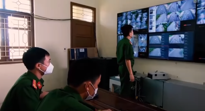 Lực lượng chức năng đã triển khai lực lượng rà soát hệ thống camera an ninh, tìm nhân chứng dọc hai bên đường theo hướng tẩu thoát của đối tượng. Quá trình điều tra gặp khó khăn khi xác minh đôi nam nữ đến thuê nhà nghỉ trên đều khai báo không đúng về tên, tuổi, địa chỉ với chủ nhà nghỉ. Cả hai người này thuê nhà nghỉ Chiều Tín từ ngày 15/7/2021, đến khi xảy ra vụ án.