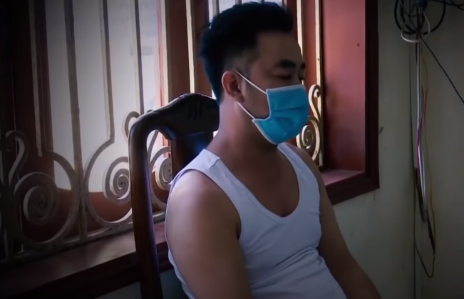 Đầu tháng 5, Phong bị Công an Trung Quốc trục xuất về Việt Nam và tiến hành cách ly COVID-19 tại huyện Hòa An, tỉnh Cao Bằng. Qúa trình cách ly, Phong quen và yêu chị Lê Huỳnh Anh Đào (SN 1990), trú tại quận Ninh Kiều, TP Cần Thơ (nạn nhân bị đối tượng đâm tại nhà nghỉ Chiều Tín).