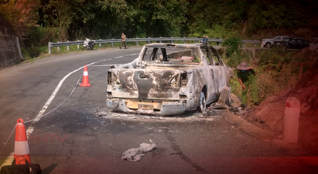 Theo hồ sơ vụ án, khoảng 7h ngày 4/5/2020, trên Quốc lộ 28 (đoạn qua thôn Bon B'nơr, xã Đắk Som, huyện Đắk G'Long, Công an tỉnh Đắk Nông), người dân phát hiện một chiếc ô tô bán tải bị cháy rụi, bên trong có 1 thi thể.