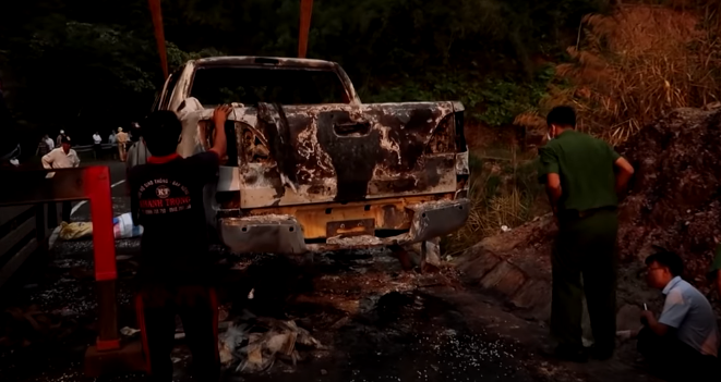 Cơ quan chức năng xác định chiếc xe bán tải là của ông Đỗ Văn Minh (nguyên Bí thư xã Liên Hòa, huyện Lâm Hà, Lâm Đồng). Sau khi sự việc xảy ra, người nhà ông Minh đến hiện trường và nhận ra đồng hồ, chùm chìa khóa của ông trên xe. Vì thế, thi thể trong xe được giao cho gia đình ông Minh để tổ chức an táng.