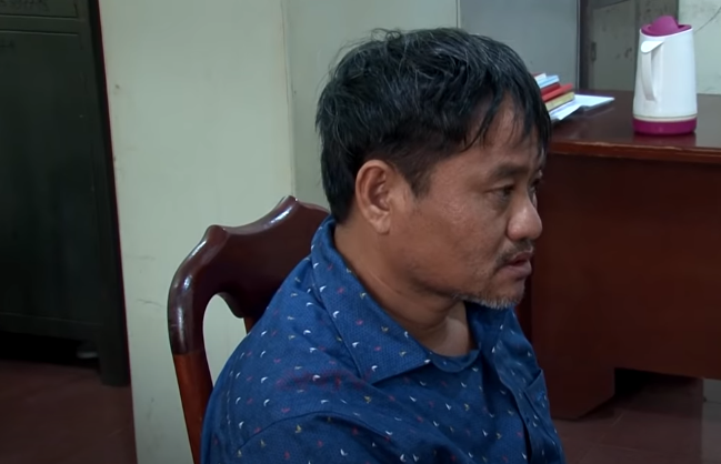 Đến khoảng 0h rạng sáng ngày 4/5/2020, Minh đi lấy một cây rìu dựng ở ngoài cửa rồi đi vào chỗ anh Vương đang nằm ngủ. Minh dùng rìu đánh 2 nhát vào đầu anh Vương khiến nạn nhân tử vong tại chỗ.