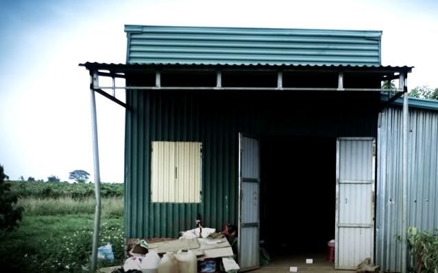 Đến khoảng 8h ngày 3/5/2015, Minh đi mua 1 can xăng, 2 can dầu nhằm mục đích đốt xe. Đến khoảng 18h cùng ngày, Minh đến nhà rẫy nơi anh Trần Nho Vương (cháu vợ) đang ở và cả hai cùng nhau uống bia, sau đó cả hai lên giường nằm ngủ.