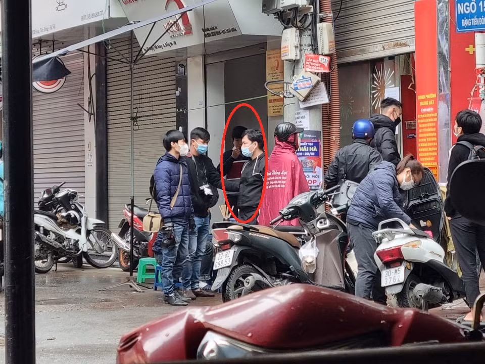 Cùng với đó, có một người đàn ông lạ mặt tự xưng là chủ cửa hàng không cho phóng viên tác nghiệp. (Ảnh: Người đàn ông lạ mặt khoanh tròn đỏ)