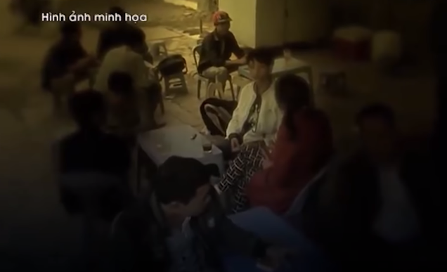 Đầu năm 2012, Nghĩa về Việt Nam bắt mối với Nguyễn Văn Hải (trú tại xã Hoàng Tiến, huyện Chí Linh, Hải Dương) đặt vấn đề nhờ Hải tìm “hàng” đưa sang động mại dâm của Nghĩa. Mỗi người đưa sang trót lọt, Nghĩa chia cho Hải từ 5 - 10 triệu đồng. Hải bàn và rủ Vương Văn An (17 tuổi, người cùng xã) tham gia. Nhờ bề ngoài bảnh bao, An thường xuyên lên mạng internet để làm quen và lừa các cô gái nhẹ dạ. 