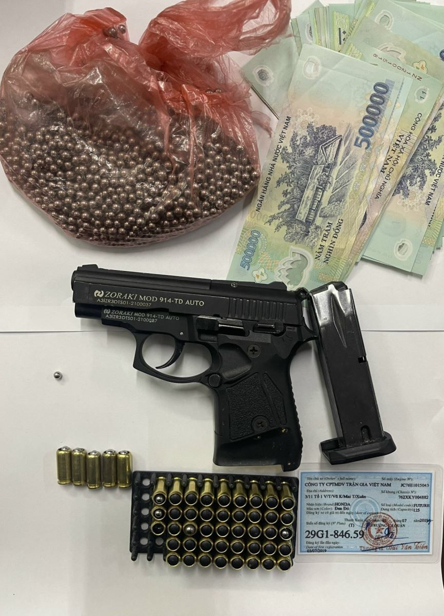 Ha Noi: Hai doi tuong dung sung doa cuop 100 ty dong-Hinh-2