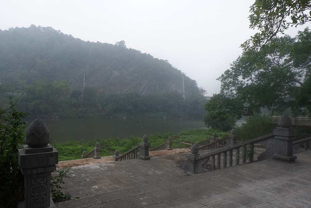 Từ ngã ba Hồng Phú của thành phố Phủ Lý (tỉnh Hà Nam), men theo QL 21 khoảng chục 10 là có thể nhìn thấy đỉnh núi hình đầu rồng, dưới chân núi có ngôi chùa cổ mà dân gian vẫn quen thuộc gọi là Chùa Bà Đanh.