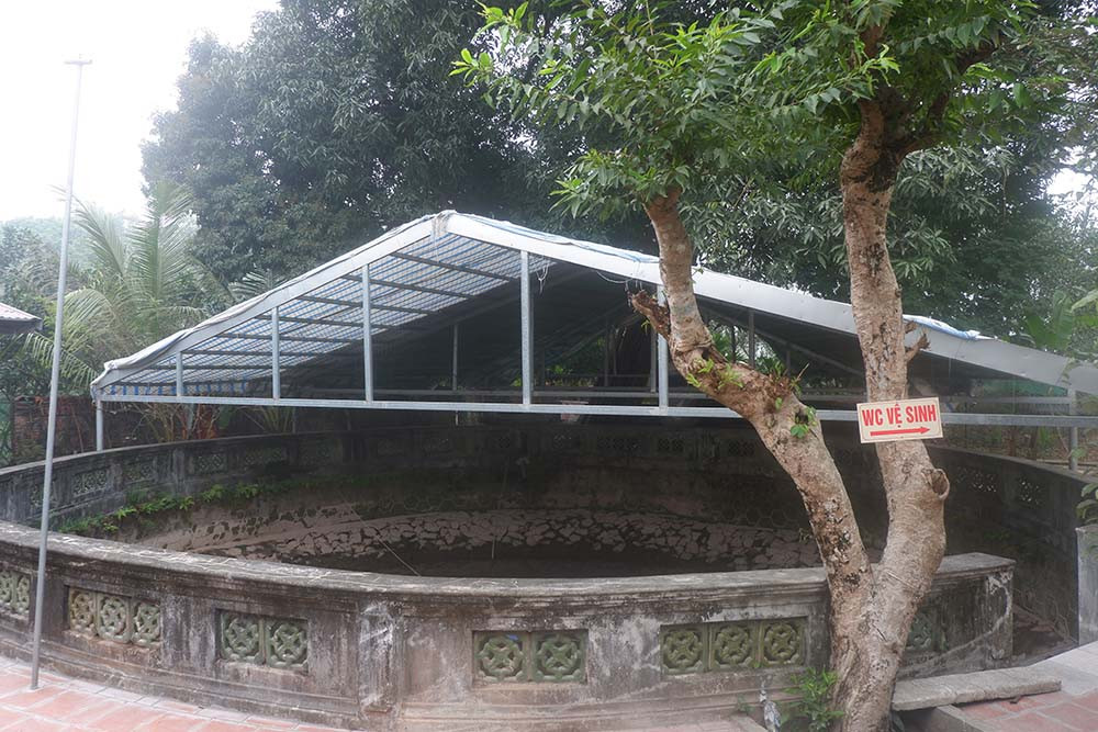 Chùa Bà Đanh có cảnh quan sơn thuỷ hữu tình, thanh u, cô tịch và linh thiêng nổi tiếng. Chùa có vẻ đẹp cổ kính, thâm nghiêm vào loại hiếm có của tỉnh Hà Nam.