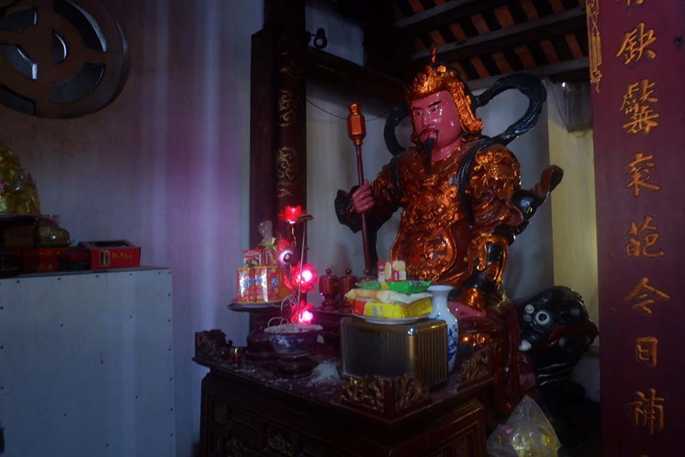 Cũng như các ngôi chùa khác, chùa Bà Đanh thờ Phật, song ở chùa Bà Đanh ngoài tượng Bồ Tát còn có tượng của Thái Thượng Lão Quân, tượng Nam Tào, Bắc Đẩu và các tượng của tín ngưỡng Tứ Phủ (Pháp Vân, Pháp Vũ, Pháp Điện, Pháp Phong là Thần mây, Thần mưa, Thần sấm, Thần sét) - một tín ngưỡng thờ thiên nhiên rất gần gũi với đời sống nông nghiệp Việt Nam. 