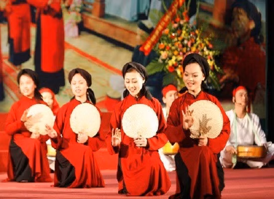  Hội Xoan: Hội Xoan diễn ra tại làng Hương Nha, huyện Tam Thanh, Phú Thọ từ ngày mùng 7 đến mùng 10 âm lịch. Đây là lễ hội tưởng nhớ Xuân Nương, một nữ tướng tài giỏi của Hai Bà Trưng. Theo truyền thuyết dân gian vùng đất tổ Phú Thọ, nghệ thuật hát xoan có từ thời các vua Hùng dựng nước (hơn 2000 năm trước Công nguyên). Người ta tổ chức hát xoan không chỉ để vui chơi, chúc tụng các vua Hùng mà còn để cầu mưa thuận gió hòa, mùa màng tươi tốt... 