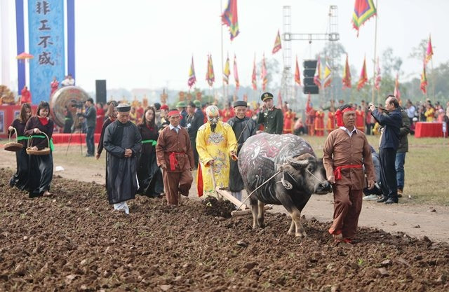  Lễ hội Tịch Điền Đọi Sơn: Diễn ra trong khoảng mùng 5 đến mùng 7 tháng Giêng, lễ hội Tịch Điền Đọi Sơn, huyện Duy Tiên, Hà Nam là một lễ hội mang ý nghĩa khuyến nông, là nét đẹp văn hóa trở về nguồn cội, có lịch sử diễn ra từ thế kỷ X trên quê hương vua Lê Đại Hành và được khôi phục sau nhiều năm thất truyền kể từ năm 2009.