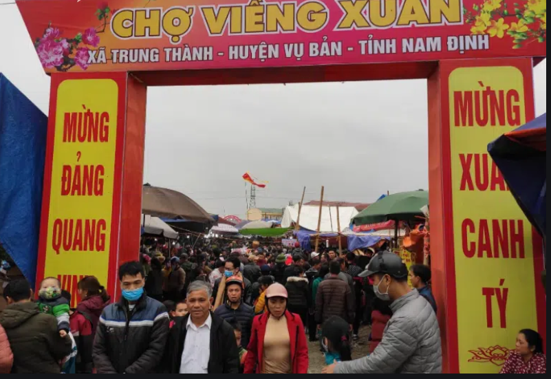  Hội chợ Viềng: Hội chợ Viềng diễn ra tại xã Kim Thái (huyện Vụ Bản và thị trấn Nam Giang, huyện Nam Trực, tỉnh Nam Định). Chợ họp từ đêm mùng 7 cho đến hết mùng 8 tháng giêng. Chợ Viềng mỗi năm chỉ họp duy nhất một phiên, bày bán chủ yếu là các loại cây trồng, nông cụ và đồ cổ, từ hoa cây cảnh đến cuốc, xẻng và cả những những bộ tế khí, lư hương đồng… Với quan niệm đi chợ Viềng “mua may, bán rủi”, người bán kẻ mua đều vui vẻ, người bán không nói thách và người mua cũng không mặc cả. 