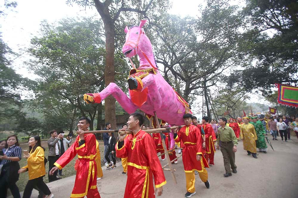 Lễ hội đền Gióng: Lễ hội Gióng ở đền Sóc được tổ chức từ ngày 6 đến ngày 8 âm lịch tại xã Phù Linh, huyện Sóc Sơn, Hà Nội. Theo truyền thuyết, đây là nơi Thánh Gióng bay về trời. Hội Gióng là một lễ hội truyền thống hàng năm được tổ chức ở nhiều nơi thuộc vùng Hà Nội để tưởng niệm và ca ngợi chiến công của người anh hùng truyền thuyết Thánh Gióng, một trong tứ bất tử của tín ngưỡng dân gian Việt Nam. 