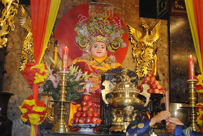  Lễ đền miếu Bà Chúa Xứ: Lễ hội miếu Bà Chúa Xứ là một trong những lễ hội lớn nhất miền tây nam bộ, cũng là dịp để người dân bày tỏ lòng thành kính với Bà Chúa Xứ. Ngày hội tổ chức từ đêm 23/4 đến 27/4 âm lịch tại miếu Bà Chúa Xứ thuộc phường Núi Sam, thành phố Châu Đốc, tỉnh An Giang. Mỗi ngăm, ngày hội thu hút trên 2 triệu lượt khách về hành hương. 