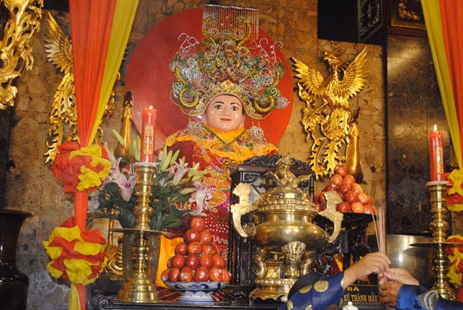  Lễ đền miếu Bà Chúa Xứ: Lễ hội miếu Bà Chúa Xứ là một trong những lễ hội lớn nhất miền tây nam bộ, cũng là dịp để người dân bày tỏ lòng thành kính với Bà Chúa Xứ. Ngày hội tổ chức từ đêm 23/4 đến 27/4 âm lịch tại miếu Bà Chúa Xứ thuộc phường Núi Sam, thành phố Châu Đốc, tỉnh An Giang. Mỗi ngăm, ngày hội thu hút trên 2 triệu lượt khách về hành hương. 