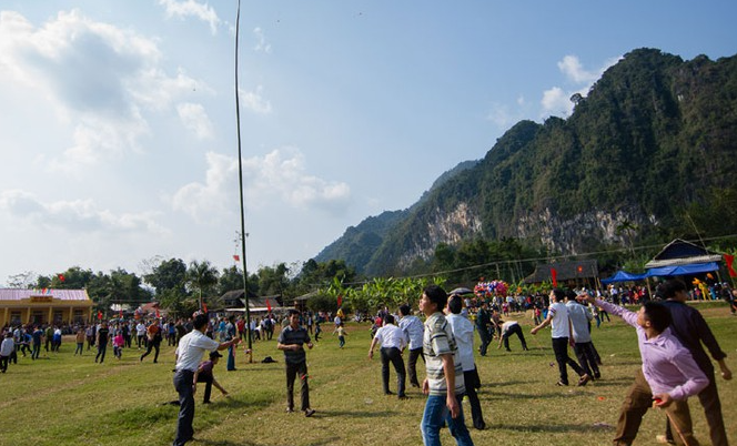  Lễ hội Lồng Tồng: Lễ hội Lồng Tồng là lễ hội truyền thống của đồng bào dân tộc Tày tỉnh Tuyên Quang. Lễ hội được tổ chức vào mùng 8 tháng Giêng hàng năm với mong ước cầu một năm mới mưa thuận, gió hòa, mùa màng bội thu, gia đình ấm no, hạnh phúc. Ngoài phần lễ, phần hội gắn liền với các trò chơi dân gian luôn được đồng bào và du khách đón đợi như ném còn, đi cà kheo, múa rối, chọi gà, đánh đu, múa võ, kéo co, đẩy gậy, bắn nỏ và hát then.