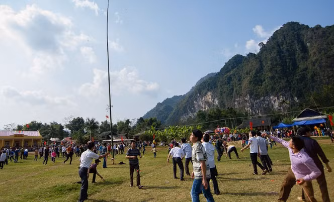  Lễ hội Lồng Tồng: Lễ hội Lồng Tồng là lễ hội truyền thống của đồng bào dân tộc Tày tỉnh Tuyên Quang. Lễ hội được tổ chức vào mùng 8 tháng Giêng hàng năm với mong ước cầu một năm mới mưa thuận, gió hòa, mùa màng bội thu, gia đình ấm no, hạnh phúc. Ngoài phần lễ, phần hội gắn liền với các trò chơi dân gian luôn được đồng bào và du khách đón đợi như ném còn, đi cà kheo, múa rối, chọi gà, đánh đu, múa võ, kéo co, đẩy gậy, bắn nỏ và hát then.