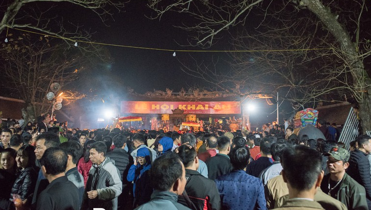  Khai ấn Đền Trần – Nam Định: Lễ hội ở đền Trần diễn ra 3 ngày, từ 13 đến 15 tháng Giêng âm lịch hàng năm. Hội mở đầu bằng lễ khai ấn bắt đầu từ giờ Tý (giữa đêm). Ấn được phát tại 3 nhà là nhà Giải Vũ, nhà trưng bày đền Trùng Hoa và một điểm trong khu vực vườn cây đền Trần. Thời gian gần đây, ngày càng nhiều người tới hành lễ tại đền Trần vào dịp hội để xin/mua được tờ ấn với mong ước sẽ được thăng tiến trong nghề nghiệp. 