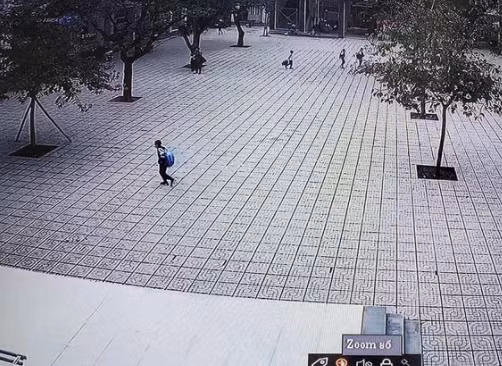  Nữ sinh nghi bị sàm sỡ trong trường học: Theo lời gia đình, đang đứng chơi ở sân Trường Tiểu học Trung Đô (TP Vinh, Nghệ An) chờ anh trai để về nhà, bé T. là học sinh lớp 1 tại trường đã bị một người lạ mặt bế vào nhà vệ sinh sàm sỡ. Hiện, Công an TP Vinh đang tích cực điều tra, khoanh vùng nghi phạm theo lời kể của gia đình bị hại. 