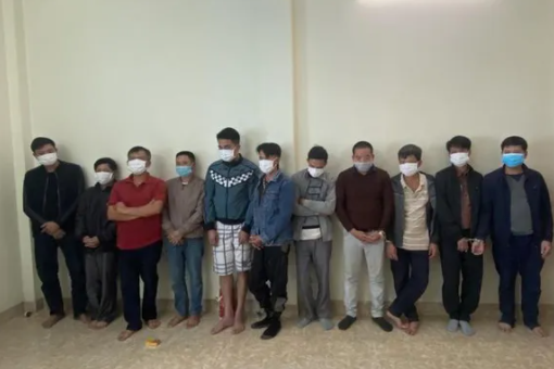  Bắt quả tang 11 đối tượng trong 'sới' bạc , thu giữ gần 100 triệu đồng: Ngày 14/1, Công an huyện Hoằng Hóa, Thanh Hóa cho biết vừa triệt phá ổ nhóm đánh bạc dưới hình thức '3 cây cầm chương' tại nhà Lê Viết Mạnh (SN 1972 ở xã Hoằng Đức). Tại hiện trường, lượng Công an thu giữ gần 100 triệu đồng và nhiều tang vật liên quan. 