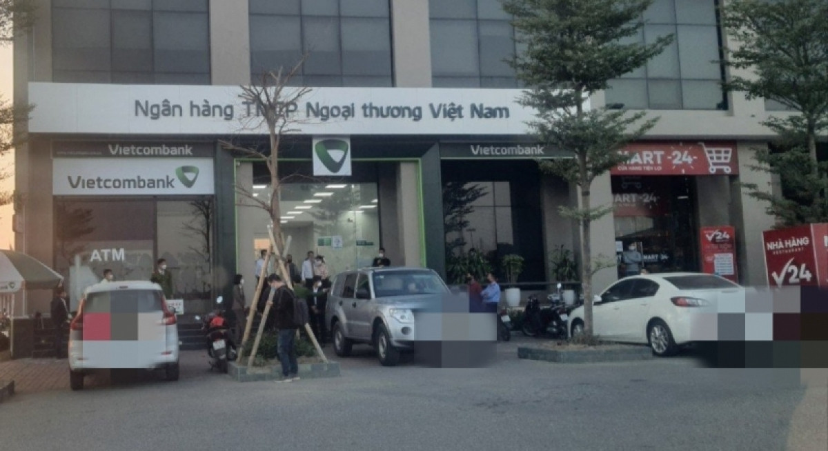 Khoảng 15h ngày 7/1, Nam vào trong phòng giao dịch Ngân hàng Vietcombank trên đường Đình Vũ (phường Đông Hải 2, Hải An, Hải Phòng) ngồi chờ, quan sát. Khi thấy ít khách giao dịch, Nam đến quầy, rút súng từ túi đeo trước ngực đe dọa nhân viên ngân hàng yêu cầu đưa tiền. Trong quá trình khống chế nhân viên ngân hàng, Nam dùng vật gây tiếng nổ để uy hiếp tinh thần nhân viên, bảo vệ rồi cướp hơn 3 tỷ đồng. 