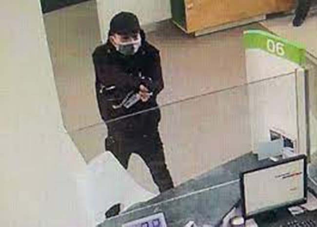 Theo điều tra của cơ quan Công an, khoảng 15h ngày 7/1, tại phòng giao dịch ngân hàng Vietcombank ở đường Đình Vũ, phường Đông Hải 2, Hải An, TP.Hải Phòng xảy ra vụ một đối tượng dùng vật nghi là súng uy hiếp, khống chế giao dịch viên và cướp số tiền hơn 3 tỷ đồng. 