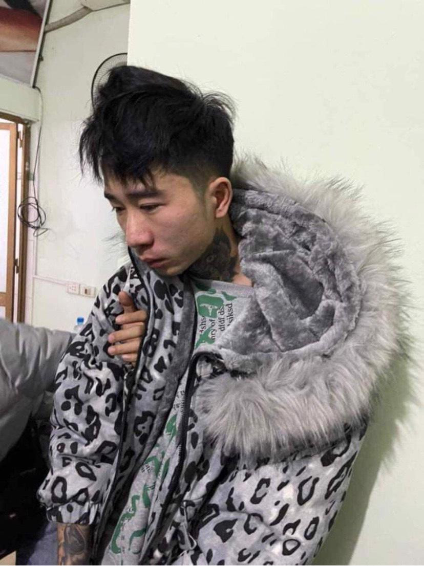 Sau khi cướp được tiền, Nam đi ra đe dọa, lấy chìa khóa xe máy của bảo vệ ngân hàng rồi bỏ trốn về hướng cầu vượt Tân Vũ. Đây cũng là điểm Nam hẹn với một người bạn. Sau đó, Nam bỏ lại xe máy trên cầu, lên xe ô tô của bạn về nhà. Nam chôn một khoản tiền ở gốc cây trong nhà, rồi đưa cho bạn gái (22 tuổi, người Hải Phòng) một khoản tiền, dặn “anh đi xa vài ngày”.