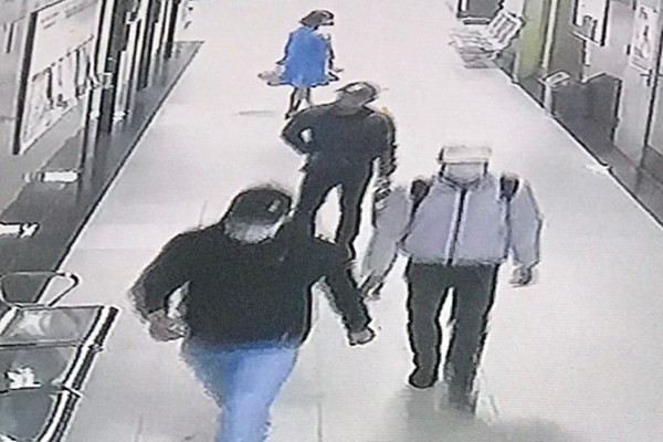  Vào nhà mua điện thoại rồi trói chủ nhà cướp tài sản: Ngày 8/1, Tô Văn Tình (SN 1993, ở Quảng Ninh), Lê Duy Dự (SN 1994, ở Thánh Hoá) và Nguyễn Tùng Lâm (SN 1987, ở Hưng Yên) xông vào chung cư HH1A Linh Đàm, phường Hoàng Liệt, quận Hoàng Mai, Hà Nội xịt hơi cay, trói chủ nhà rồi cướp đi 4 điện thoại giá trị.