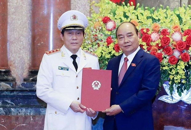 Thượng tướng Lương Tam Quang (SN 1965, quê Hưng Yên) được đào tạo tại Học viện An ninh nhân dân, đã đảm nhận nhiều chức vụ trong lĩnh vực an ninh. Ông giữ chức Phó chánh Văn phòng Bộ Công an từ năm 2012 đến 2017. Từ năm 2017 đến 2019, ông giữ chức Chánh Văn phòng Bộ Công an và lần lượt mang hàm Thiếu tướng, Trung tướng. (Ảnh: Chủ tịch nước Nguyễn Xuân Phúc trao Quyết định thăng cấp bậc hàm từ Trung tướng lên Thượng tướng đối với Thứ trưởng Bộ Công an Lương Tam Quang)