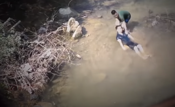 Trong lúc hoảng loạn, Thi kéo xác nạn nhân theo dọc sông đến đoạn Vằng Khưa cách cửa suối khoảng 500m, rồi đưa vào chỗ vũng nước nông tạm giấu xác rồi về nhà ăn cơm trưa.