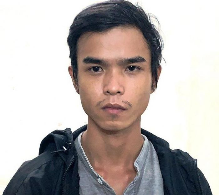  Dọa nổ bom, cướp xe máy của cô gái: Nguyễn Thái Tài (22 tuổi, ngụ huyện Đại Lộc, Quảng Nam) đột nhập vào nhà chị T.T.V (21 tuổi, ở thị xã Điện Bàn) yêu cầu chị V. nằm im và đe dọa kích nổ bom đặt ở đầu giường cho nổ tung toàn bộ ngôi nhà nếu chị V nhúc nhích, kêu la. Sau đó, Tài đã cướp xe máy cùng nhiều tiền mặt rồi bỏ trốn. Ngày 17/1, Công an thị xã Điện Bàn cho biết đang tạm giữ Tài để điều tra, làm rõ. 