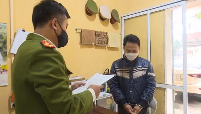  Thầy giáo dâm ô 4 học sinh tiểu học: Hà Hoàng Tú (SN 1990, trú xã Hóa Thượng, huyện Đồng Hỷ (Thái Nguyên), là giáo viên trường Tiểu học số 2 Văn Lăng, điểm trường Bản Tèn) đã có hành vi dùng tay sờ vào bộ phận sinh dục của 4 cháu cùng sinh năm 2013, là học sinh trường Tiểu học số 2 Văn Lăng. Ngày 17/1, Công an huyện Đồng Hỷ cho biết đã bắt tạm giam Tú.