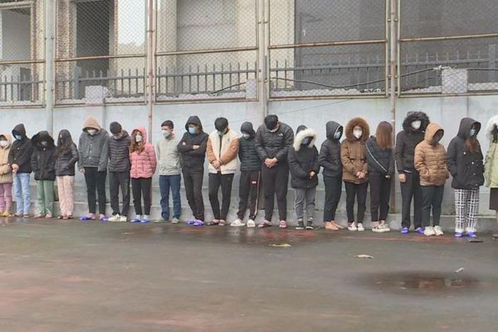  Lừa 5.000 "cộng tác viên", nhóm đối tượng chiếm đoạt 100 tỷ: Ngày 19/1, Công an tỉnh Hà Tĩnh cho biết vừa khởi tố 41 đối tượng về tội 'Lừa đảo chiếm đoạt tài sản' dưới hình thức tuyển cộng tác viên đăng bài bán bản vẽ thiết kế trên mạng Internet. Đường dây này đã lừa đảo chiếm đoạt tài sản của hơn 5.000 cộng tác viên ở nhiều tỉnh, thành phố trên cả nước với số tiền chiếm đoạt ước tính hơn 100 tỷ đồng.