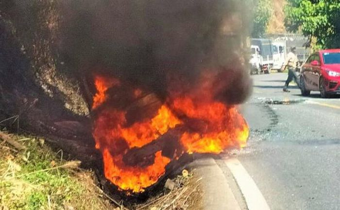  Xe khách 16 chỗ cháy trơ khung giữa đèo: Sáng 19/1, xe ô tô khách 16 chỗ do tài xế Võ Minh Hùng (SN 1997, ngụ TP Bảo Lộc, tỉnh Lâm Đồng) điều khiển khi đang xuống đèo Bảo Lộc bất ngờ xuất hiện khói đen bốc lên từ phía sau xe, kèm theo ngọn lửa bùng lên rất nhanh. Thời điểm này, trên xe chỉ có tài xế, phụ xe và một hành khách. Tất cả đều rời khỏi xe an toàn trước khi ngọn lửa bao trùm. 