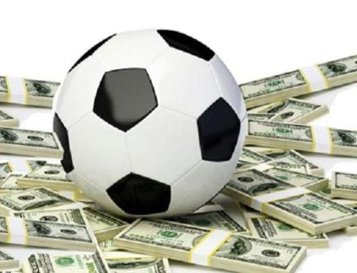  Nhân viên ngân hàng lừa đảo 2,4 tỷ đồng: Do cần tiền tiêu xài và trả nợ cá độ bóng đá, Lê Sơn Lĩnh (SN 1992, ngụ huyện Thới Bình, tỉnh Cà Mau) là nhân viên ngân hàng trên địa bàn TP Cà Mau đã làm giả 3 khế ước vay lên đến 1,7 tỷ đồng để chiếm đoạt. Ngày 18/1, Công an tỉnh Cà Mau cho biết đã khởi tố, bắt tạm giam Lĩnh. 