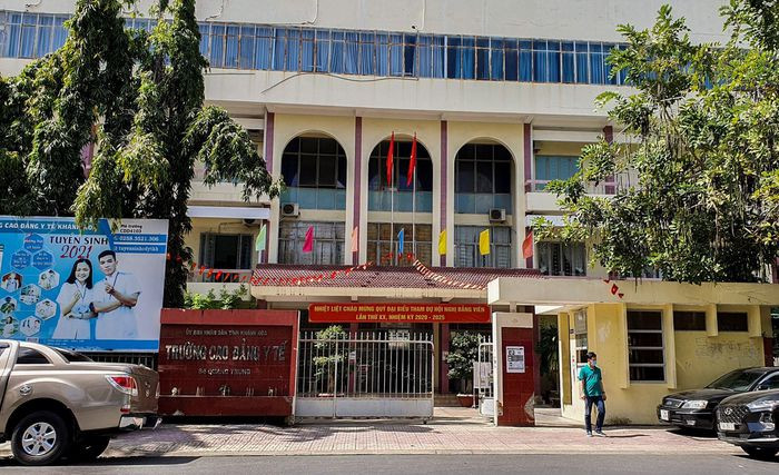  Khởi tố 2 cựu hiệu trưởng ở Khánh Hòa: Ngày 18/1, Công an TP Nha Trang, tỉnh Khánh Hòa, cho biết đã khởi tố bị can Trương Quang Thuận (64 tuổi) và Vũ Viết Sơn (58 tuổi) là 2 cựu Hiệu trưởng trường Cao đẳng Y tế Khánh Hòa. 2 người này bị cáo buộc thu học phí, lệ phí sai quy định với số tiền gần 16 tỷ đồng. 